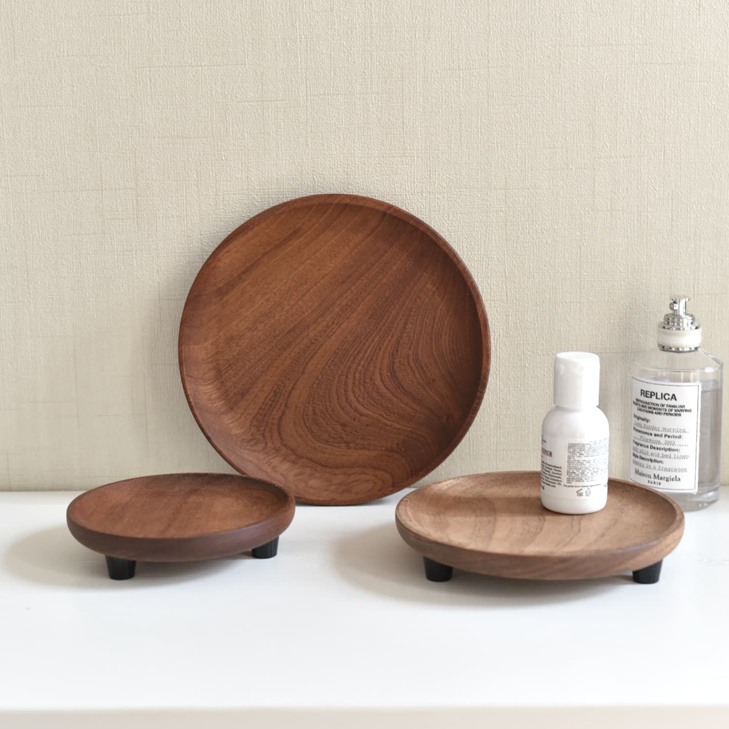 New ebony disc with legs, wooden tray, snack snacks, jewelry display plate, solid wood ornament base, round dish