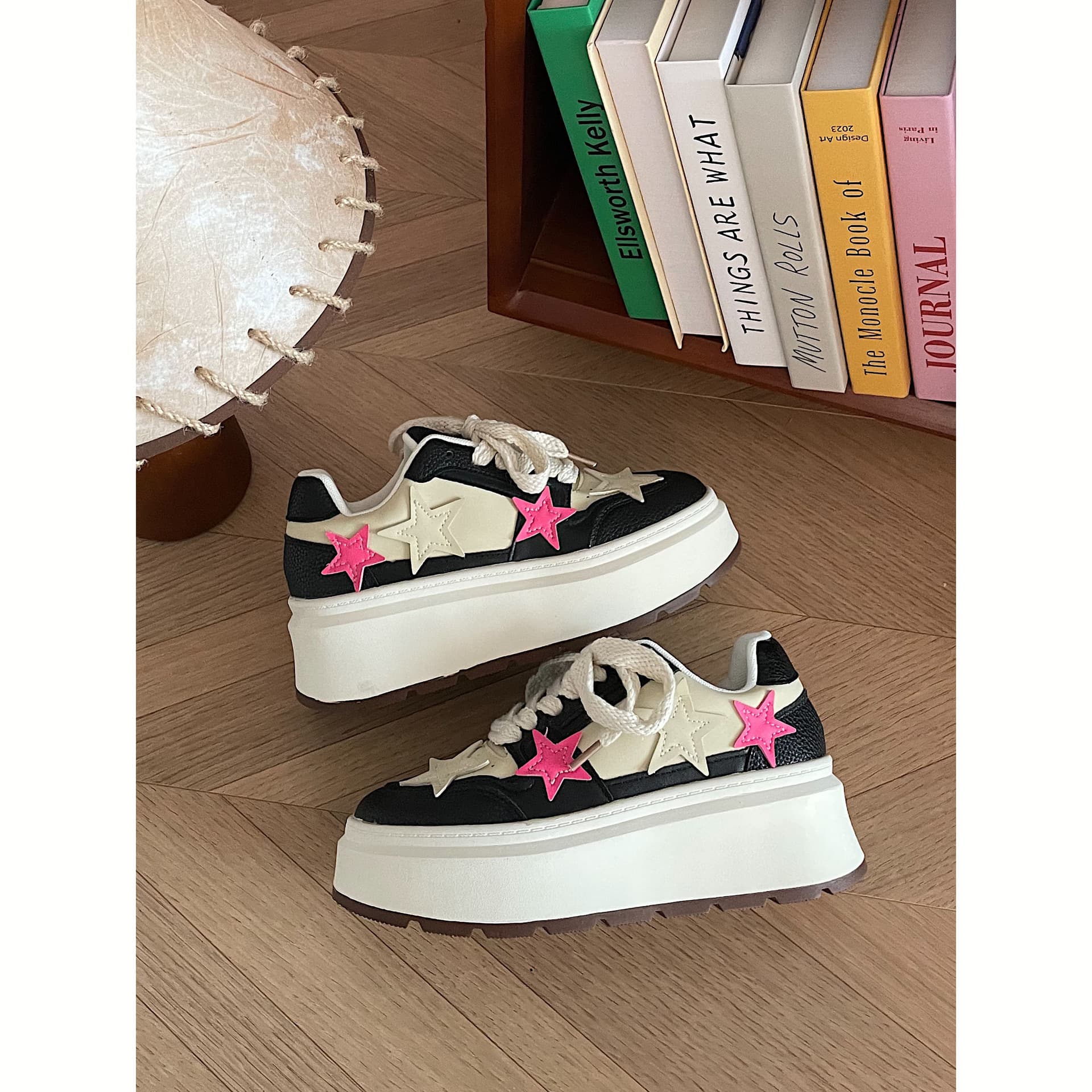High-end, versatile, height-increasing, retro-style platform white sneakers for women, 2024 new style, spring and autumn, low-top athletic shoes for students.