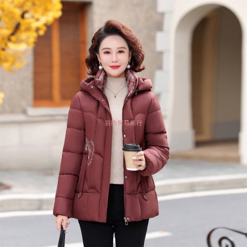 New Chinese-style cotton coat for mothers, solid color elegant women's clothing, winter 2025 new style, middle-aged and elderly women's warm cotton jacket.