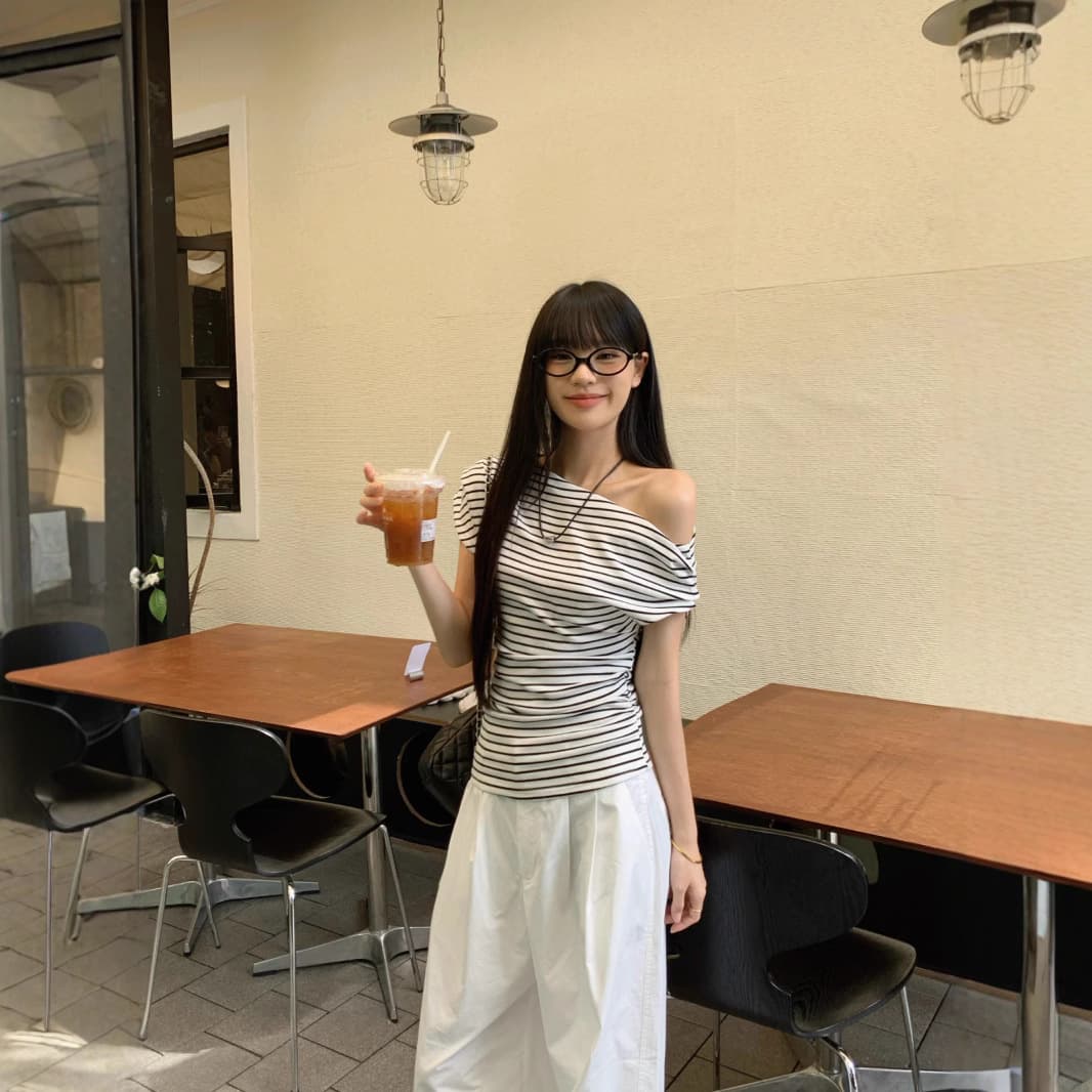 Women's Striped Off-Shoulder Diagonal Short-Sleeve T-Shirt, Summer New Hot Trend, Hot Girl Pure and Alluring Style, Slimming and Elegant Top