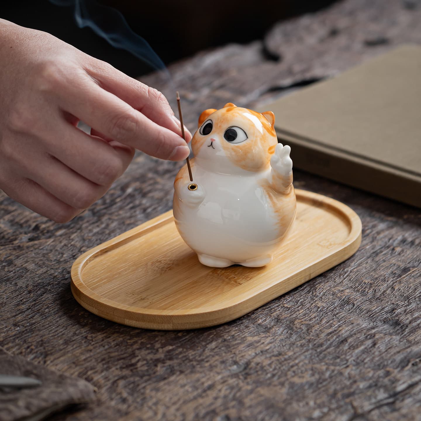 Cute Little Cat Incense Holder Creative Ceramic Handmade Incense Burner for Home Indoor Use, Sandalwood and Agarwood Incense Burner Ornament