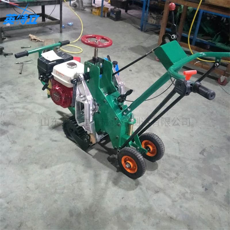 Hand-pushed old sod remover, golf green turf cutter, transplanting garden Manila grass cutter.