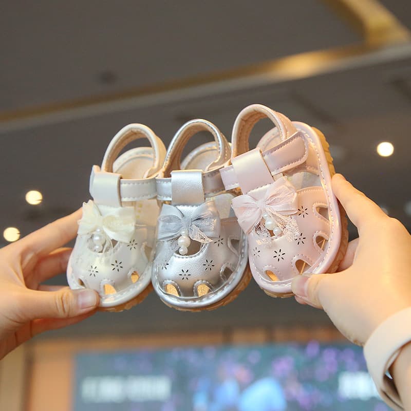 Baby Girl Walking Shoes 0-2 Years Soft Non-Slip Princess Shoes Bow Pearl Decoration Closed-Toe Sandals Squeaky Shoes