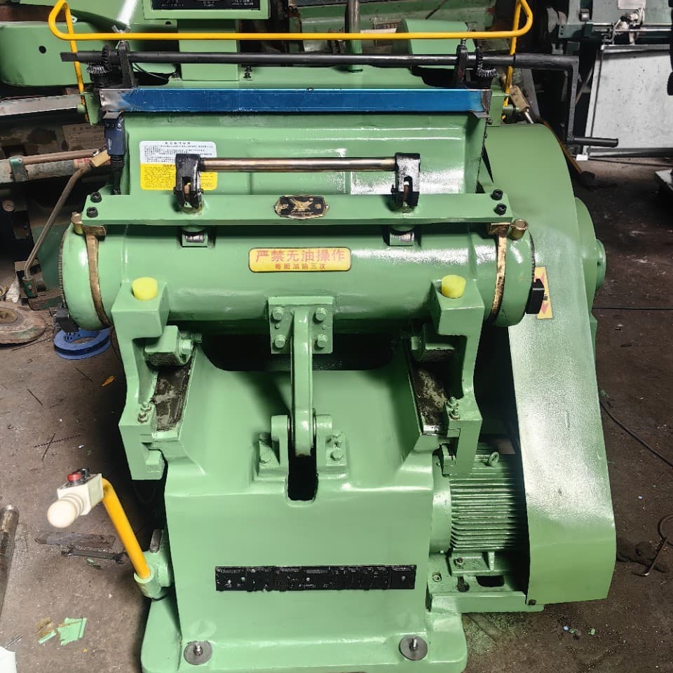 Refurbished Shuangying 401 creasing and die-cutting machines, export packaging printing equipment, used creasing machines in Jiangyin.