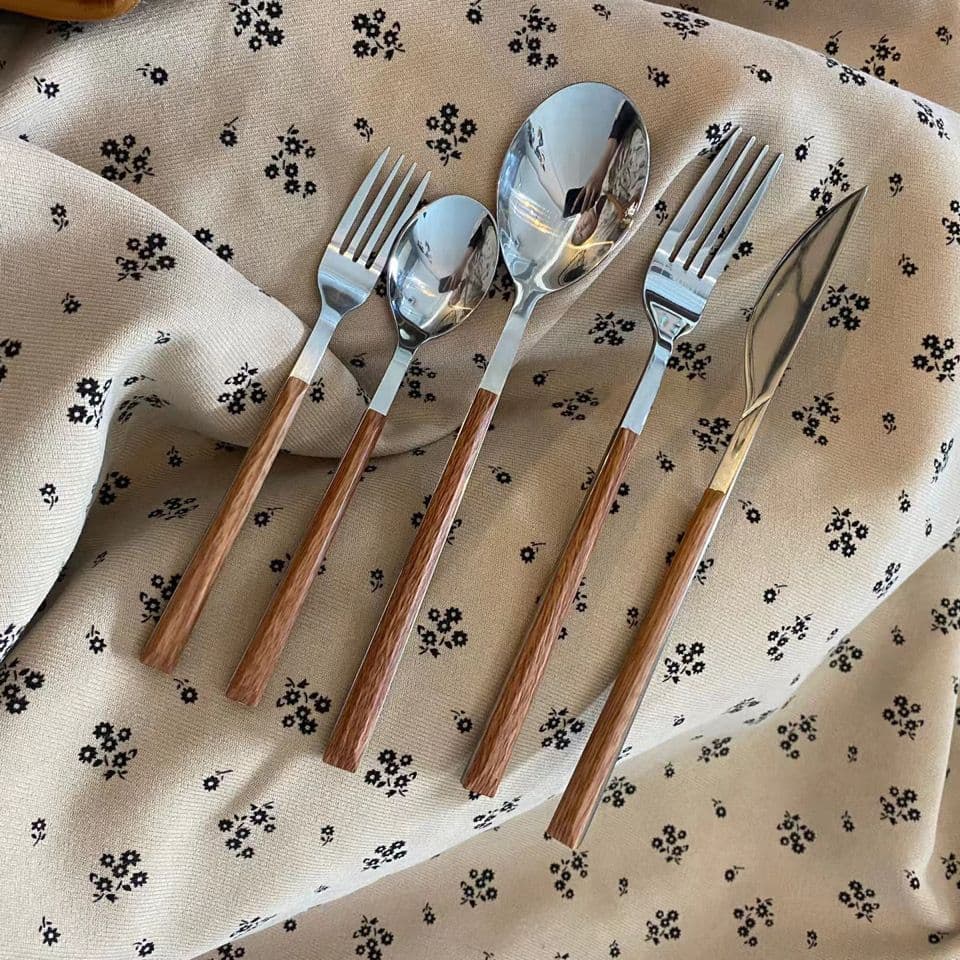 High-quality stainless steel cutlery, chopsticks, spoons, forks, and dessert spoons for home use. Wholesale.