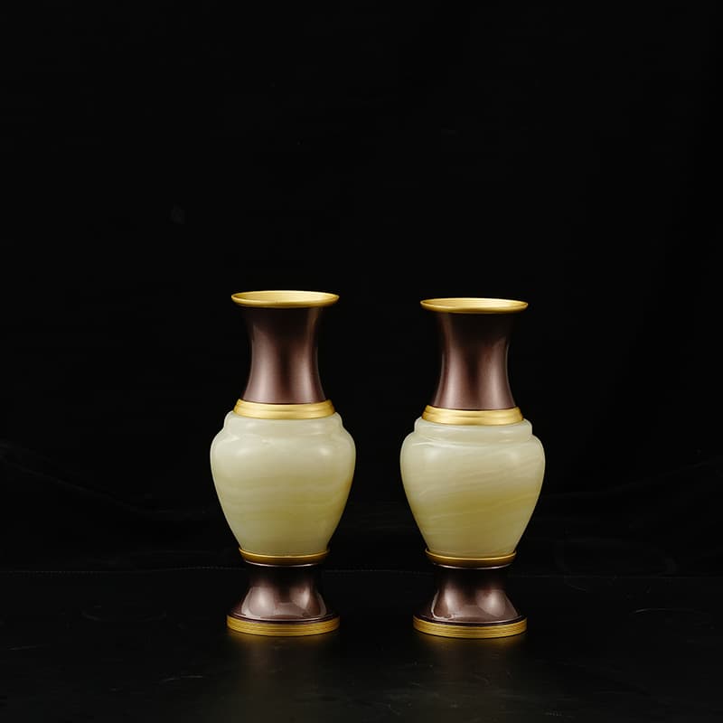 Natural jade plain vase for flower arrangement, suitable for home use in the living room, a precious vase for offerings and decorations.