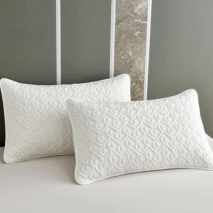 Hilton Hotel Heart Design Oil-Proof Pillowcase Protector Cover, Isolating Pillowcase, Home Washable, Wholesale