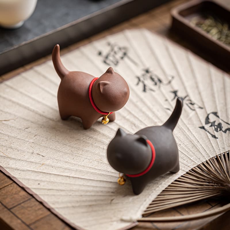 Creative and adorable purple clay kitten tea pet, a tea-loving ornament for tea enthusiasts, home decor, and Kung Fu tea set accessories.