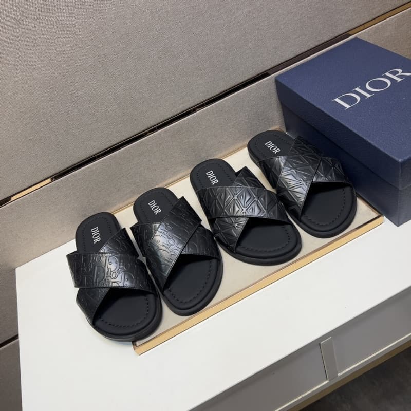 New Men's Casual Slippers, Trendy High-End Ins Style, Non-Slip Comfortable Beach Shoes, Stylish Outdoor Men's Slippers