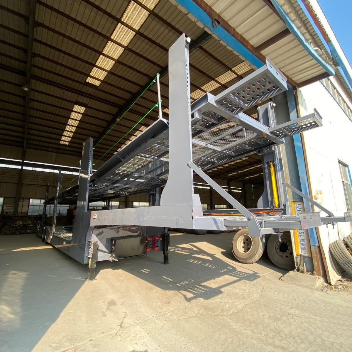 Car carrier cage truck dual-axle three-axle car transport vehicle European version Russian version national standard 6-position 8-position car transport semi-trailer