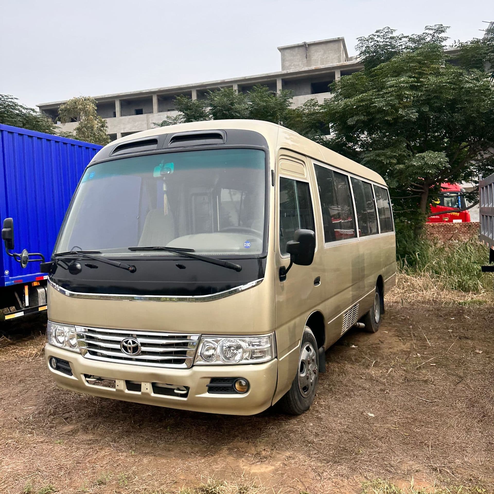 Export Toyota Coaster 19-23 Seater Medium Bus Original Paint Equipped with Automatic Door Luxury Seats Full Documentation