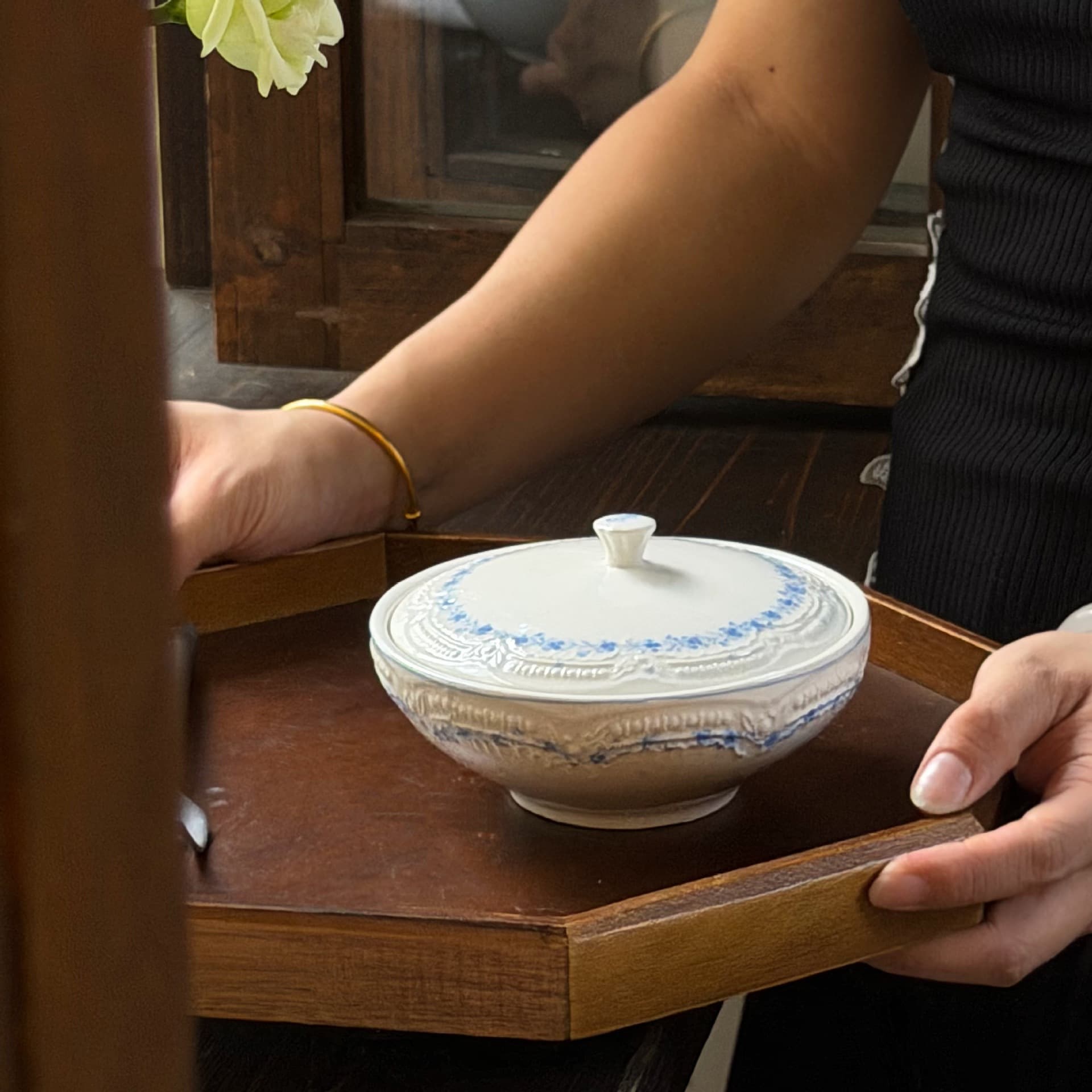 French Embossed Blue Floral Lid Bowl Ceramic Bowl Bird's Nest Dessert Bowl Fish Maw Bowl Stewed Soup Bowl Stew Bowl Sugar Water Bowl Dish