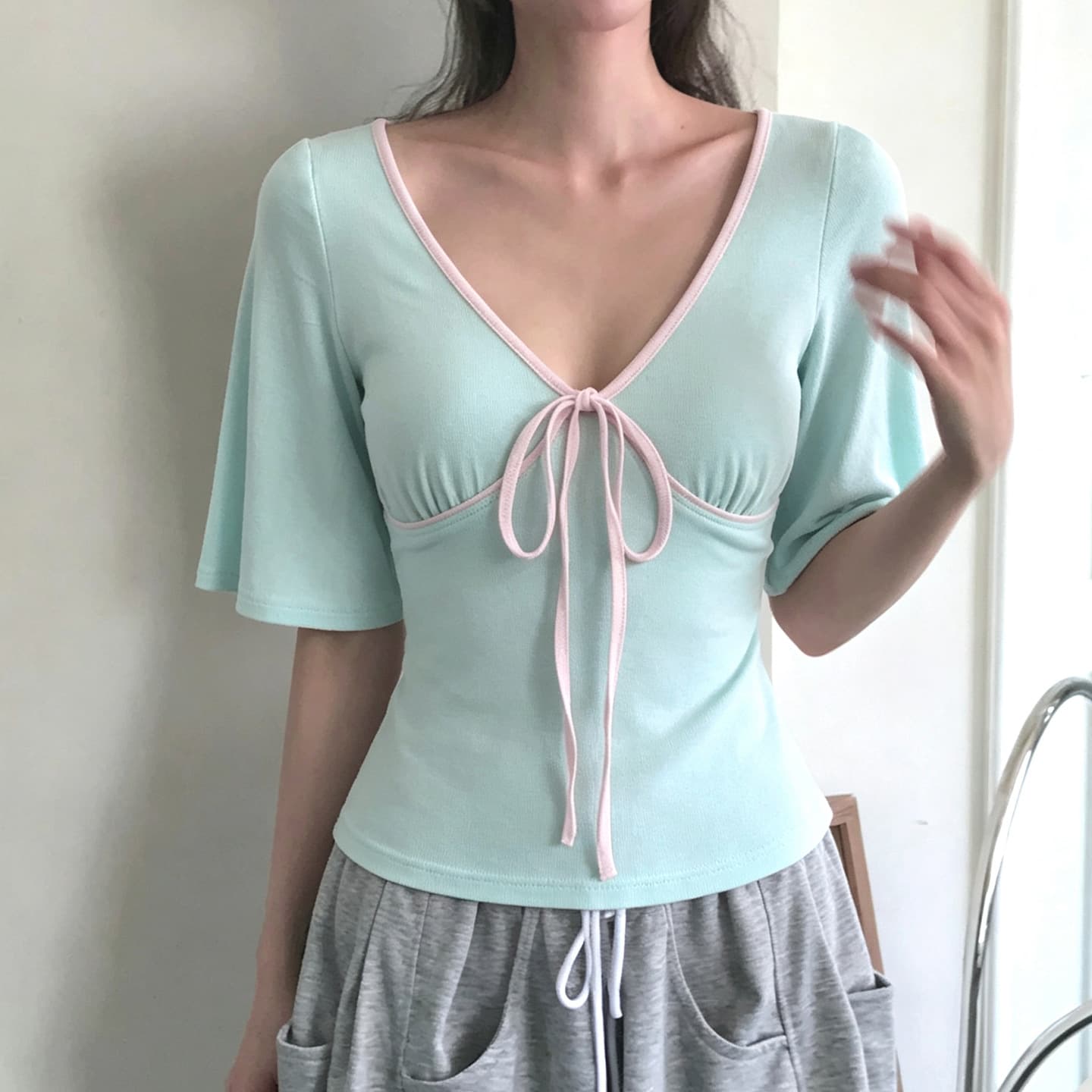 Sweet girly style deep V-neck contrasting trumpet sleeves lace-up bow age-reducing T-shirt pure lust waist versatile top