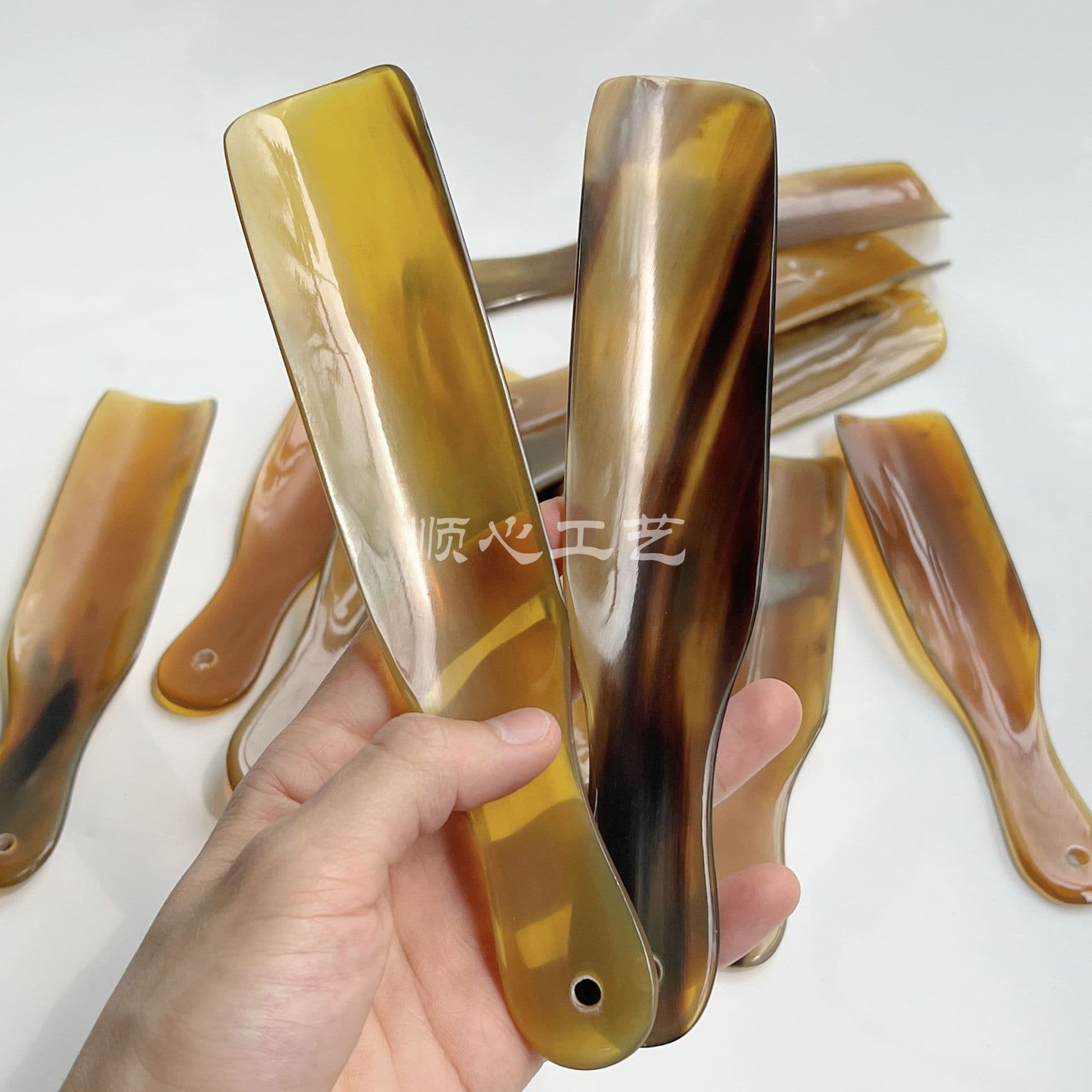 Yak horn shoehorn, shoe puller, round handle, short shoe handle, household yak horn shoehorn, 20 cm long, can be engraved.