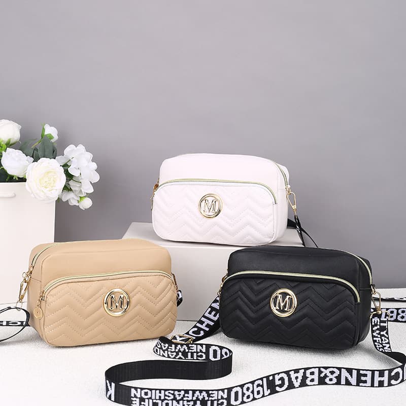 Vintage M Logo Diamond Quilted Camera Bag Wide Shoulder Strap Crossbody Bag Light Luxury Texture Commuter Bag Fashion Single Shoulder Underarm Bag