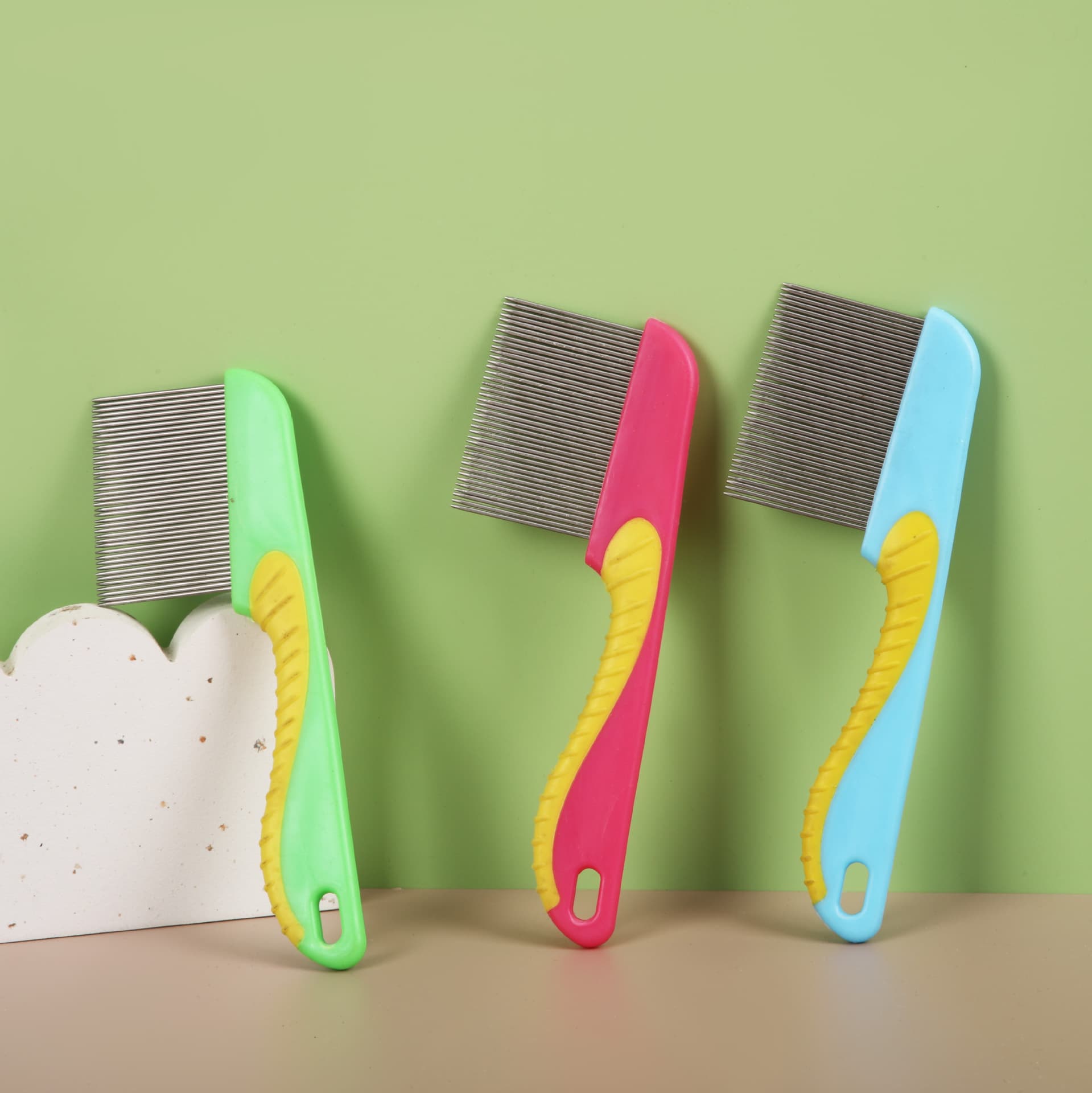 Pet grooming combs, cat combs for detangling, removing loose fur, fleas, and ticks, dog combs, pet supplies.