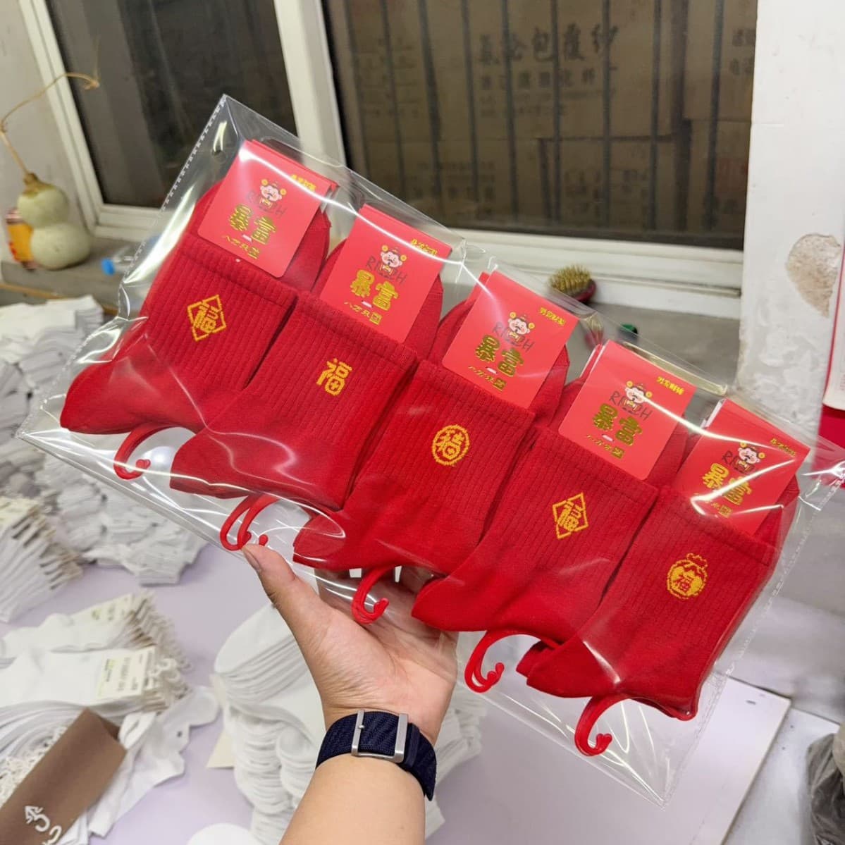 Wedding Red Socks for Men and Women, Couples' Mid-Calf Wedding Celebration Bride's Lucky Socks, Bright Red Zodiac Year Red Sports Cotton Socks