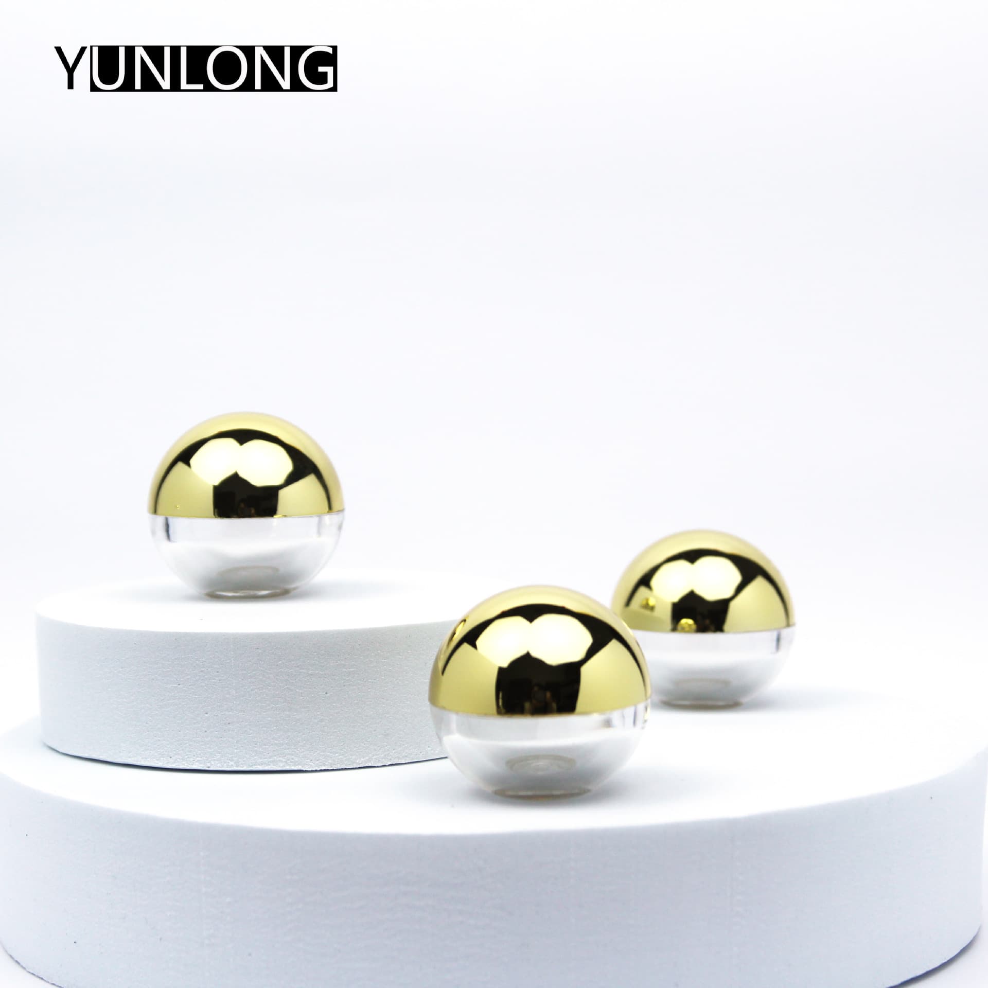 Small capacity plastic bottles (gold and silver balls), 5g plastic face cream bottles, eye cream bottles, and refill bottles are available from the manufacturer.