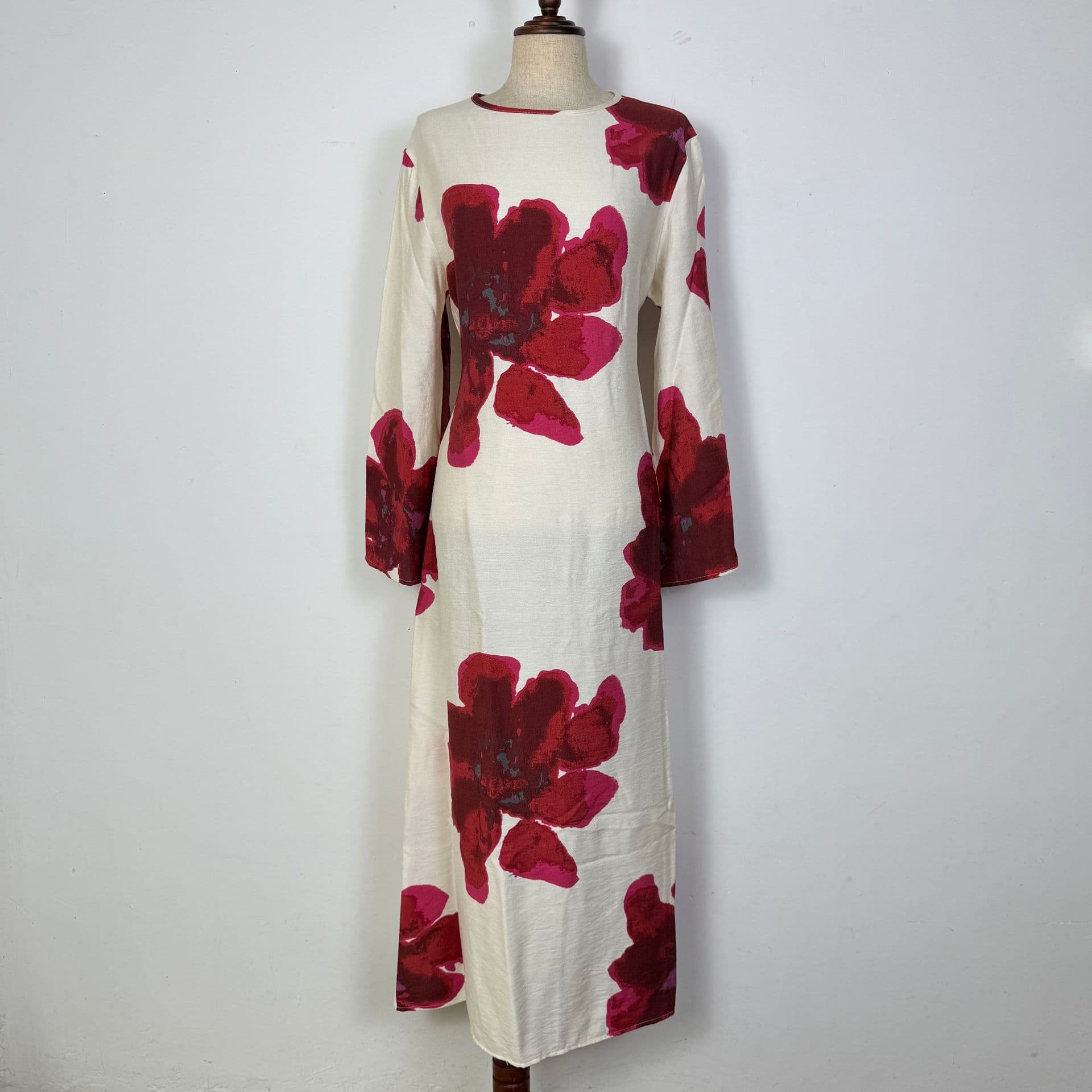 Factory direct supply of Yiduoduo's new loose-fitting, stylish, elegant floral dress (SC1063) with large floral print, slimming effect.