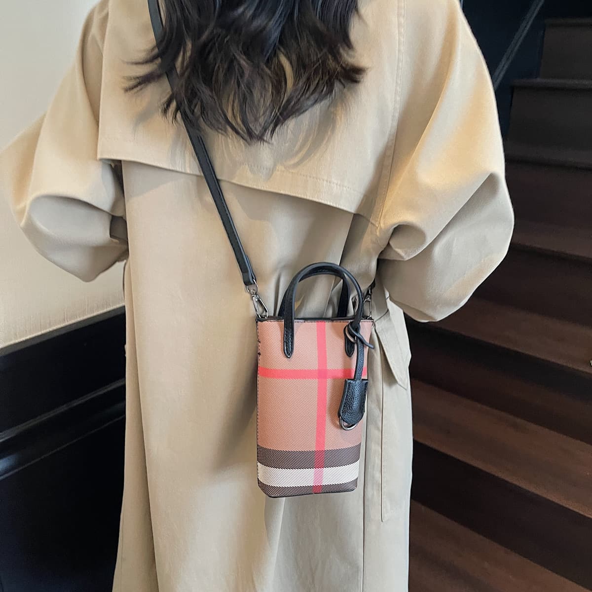 Women's shoulder bag 2025 new lightweight portable plaid shoulder bag women's niche high-end crossbody small square bag trendy