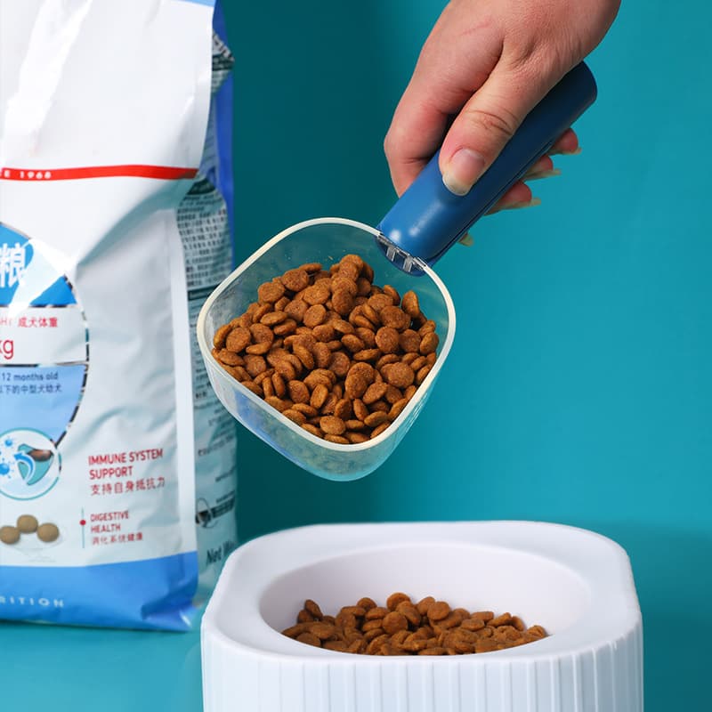 New transparent pet food scoop with measuring scale for feeding cats and dogs - factory direct stock.