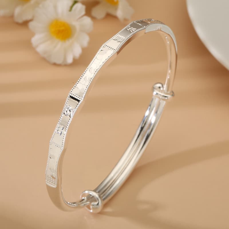 8398, 999.9% pure silver, solid silver bangle with a calm and elegant style, perfect for any occasion. A classic Chinese design.