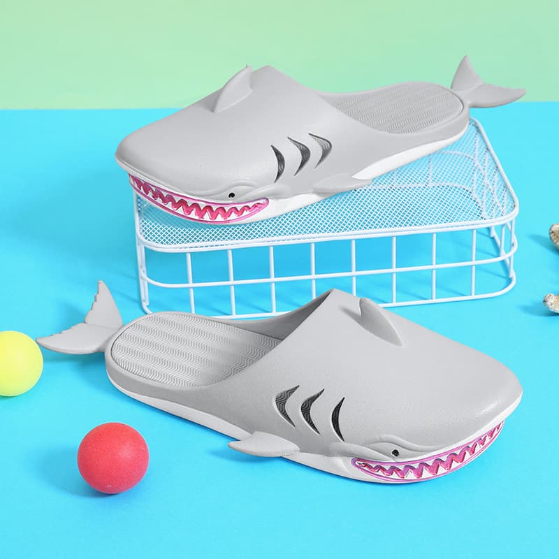 2022 New Men's Outdoor Beach Sandals Anti-Slip Flip Flops Cartoon Shark Design Trendy Slippers Casual Comfortable PVC Material