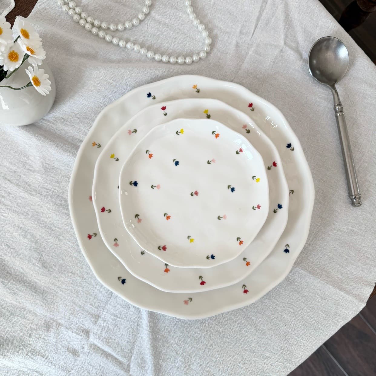Korean Ins Style Hand-Pinched Irregular Ceramic Plate Hand-Painted Small Tulip Dinner Plate Cake Dessert Salad Plate