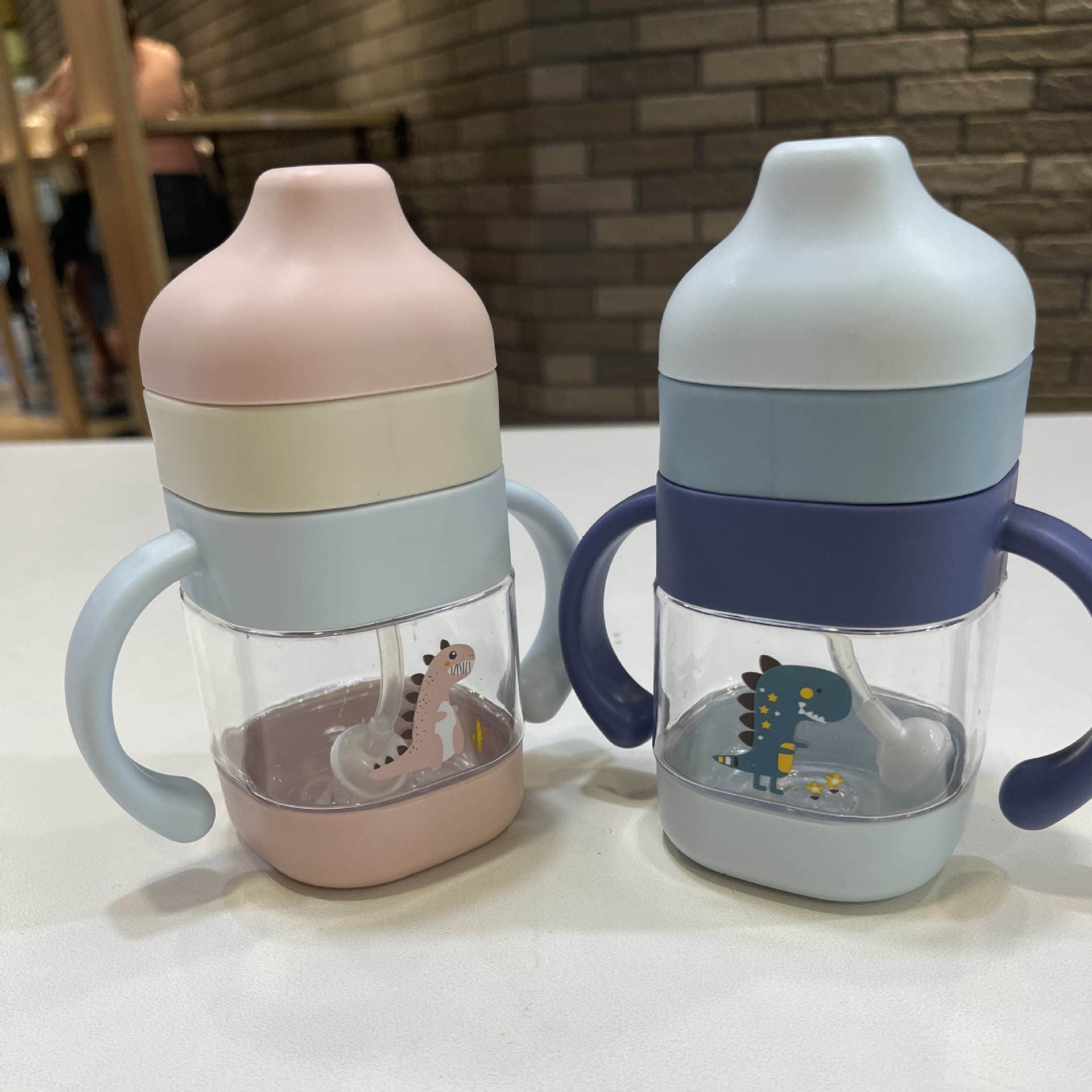 New baby sippy cup with duckbill spout, anti-drop straw cup, high-value cute cartoon water bottle.