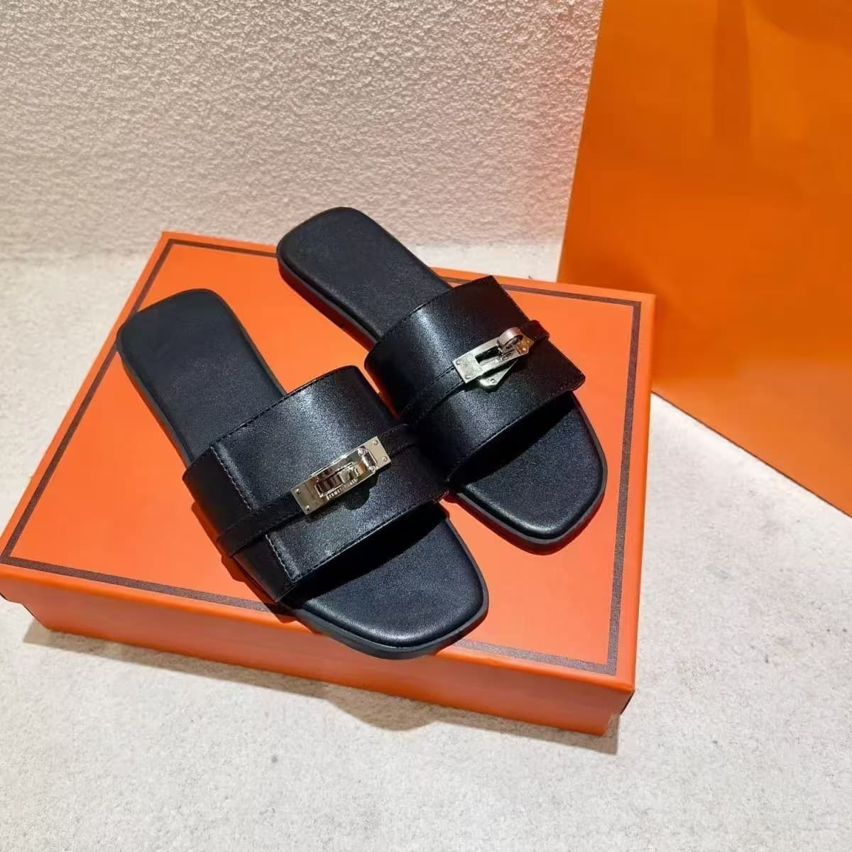 2025 New European Style Silver Buckle Flat Light Luxury H Sandals for Women, One-Strap Flat Sandals, Soft Leather Outdoor Slippers