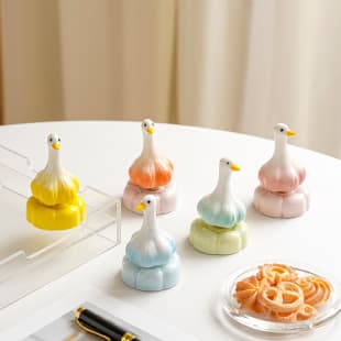 Jingdezhen ceramic garlic duck spinning ornament rotating desktop office car porcelain attraction street stall small decoration