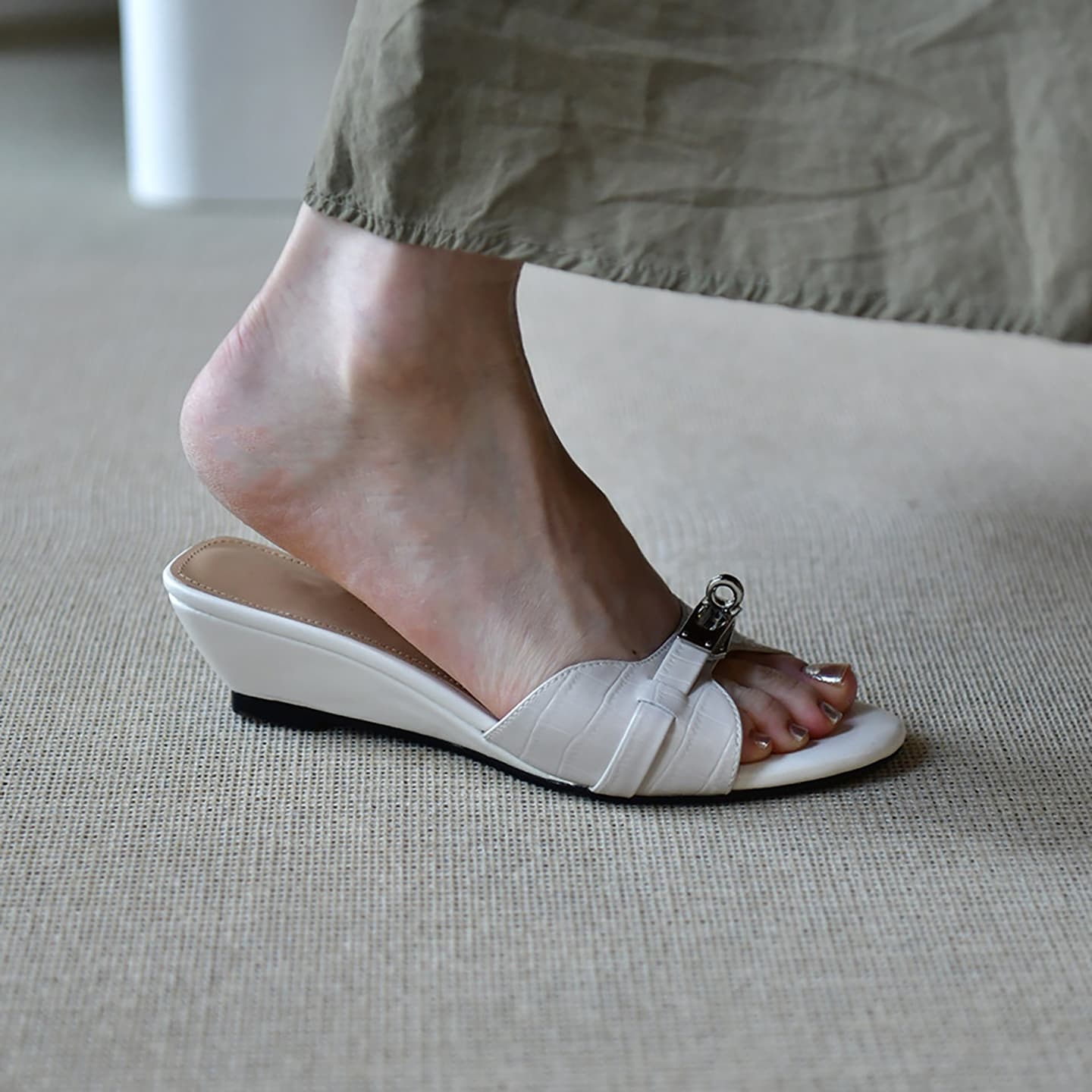 French Style Crocodile Pattern White Wedge Heel One-Strap Sandals for Women, Summer New Arrival with Gold Buckle, Open-Toe Slip-On Sandals