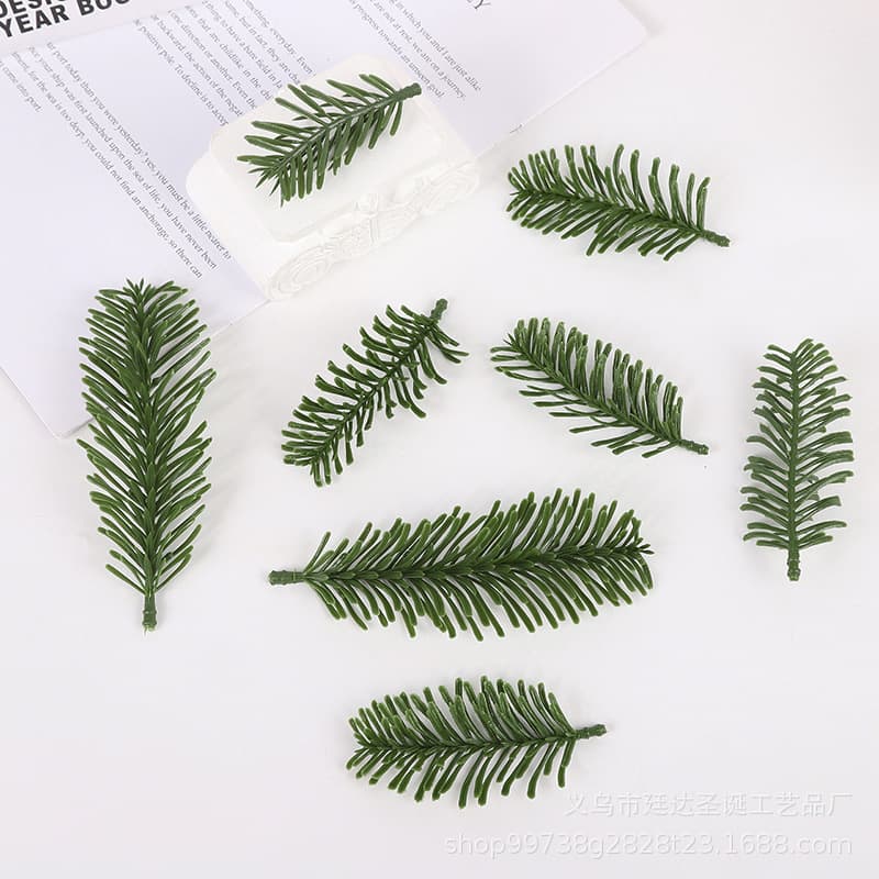 Factory wholesale artificial plant single-sided pine needle Christmas tree decoration accessories and festive decoration plastic materials