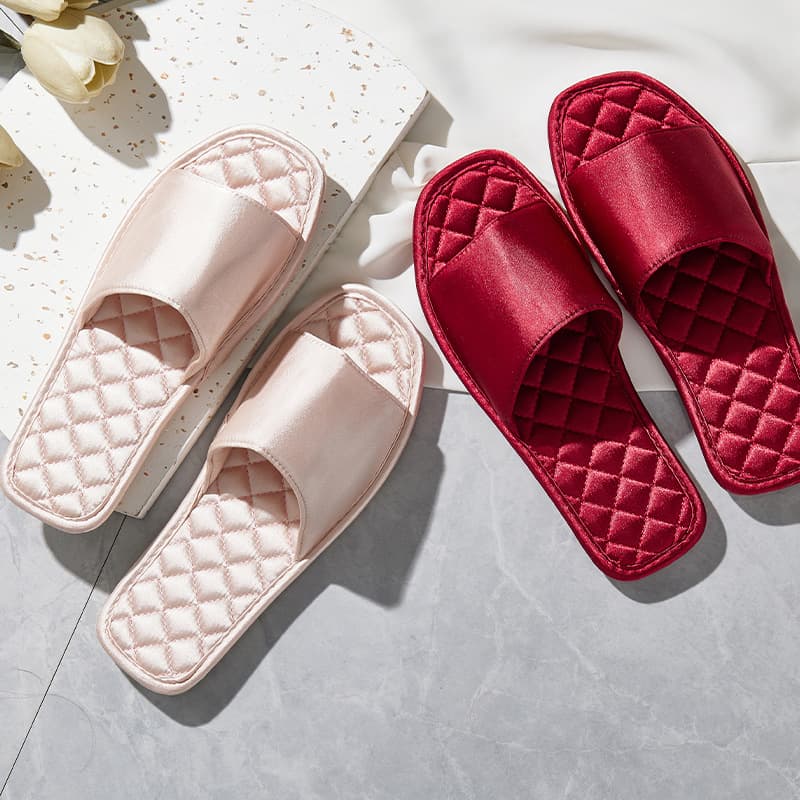 French-style luxury wedding slippers for women, summer square toe, flat sole, comfortable, non-slip, simulated silk satin slippers, suitable for home and indoor use.