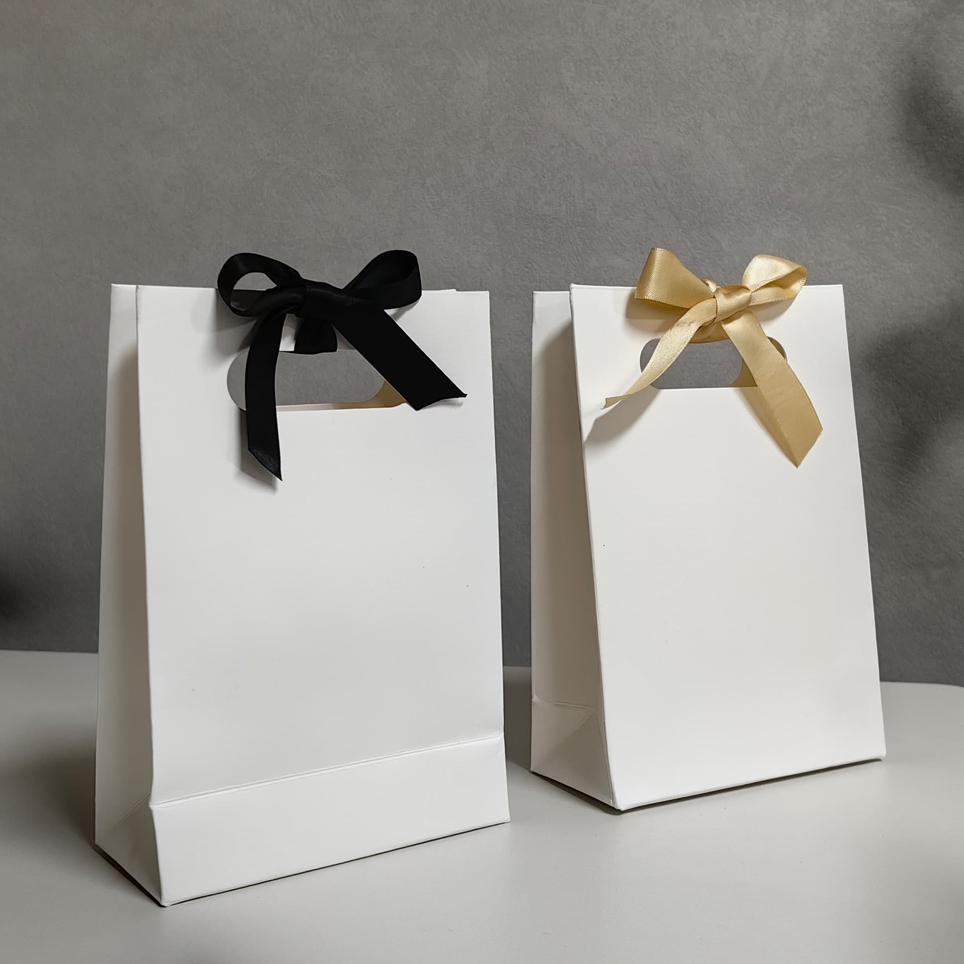 White simple light luxury paper handbag custom logo gift bag universal medical beauty accessories snacks small gifts