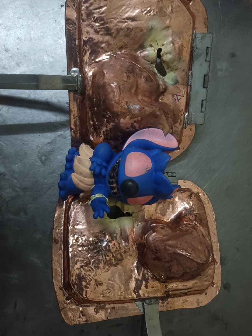 Professional manufacturing of various copper spray painting molds, spraying fixtures, clamping molds, and edge molds.
