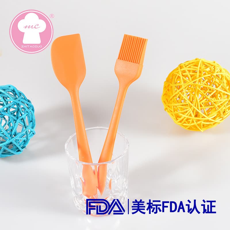 Factory Direct Supply Small Size Integrated Silicone Scraper 2-Piece Set Baking Tools Suit Cake Spatula Oil Brush