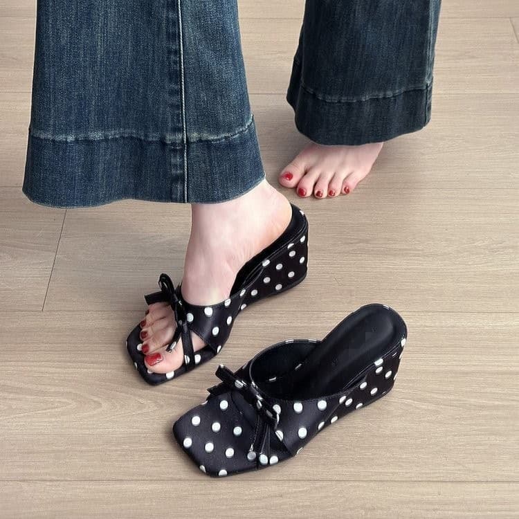 Trendy Bowknot Polka Dot Retro Hong Kong Style Women's Outdoor Slippers 2026 Summer New Wedge Heel Height-Increasing Slide Sandals