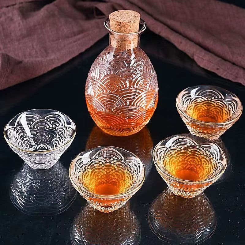 Japanese-style creative sake bottle set, auspicious cloud series glass sake bottle, sake cup, household sake warmer, sake set.
