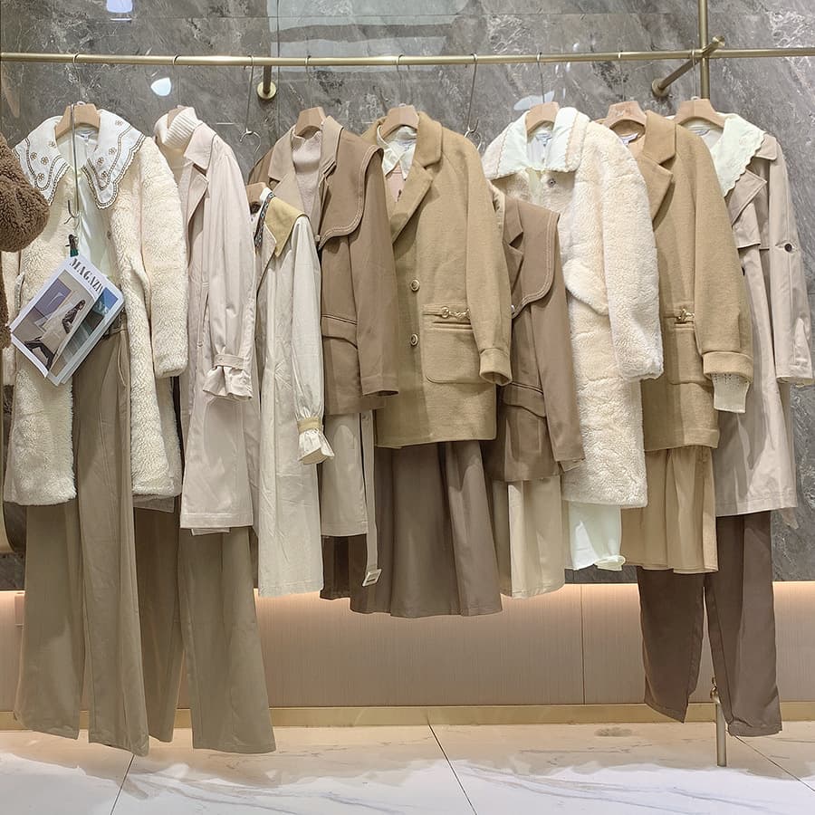 Women's clothing clearance sale, brand discounts, high-quality designer goods, and live-streaming sourcing.