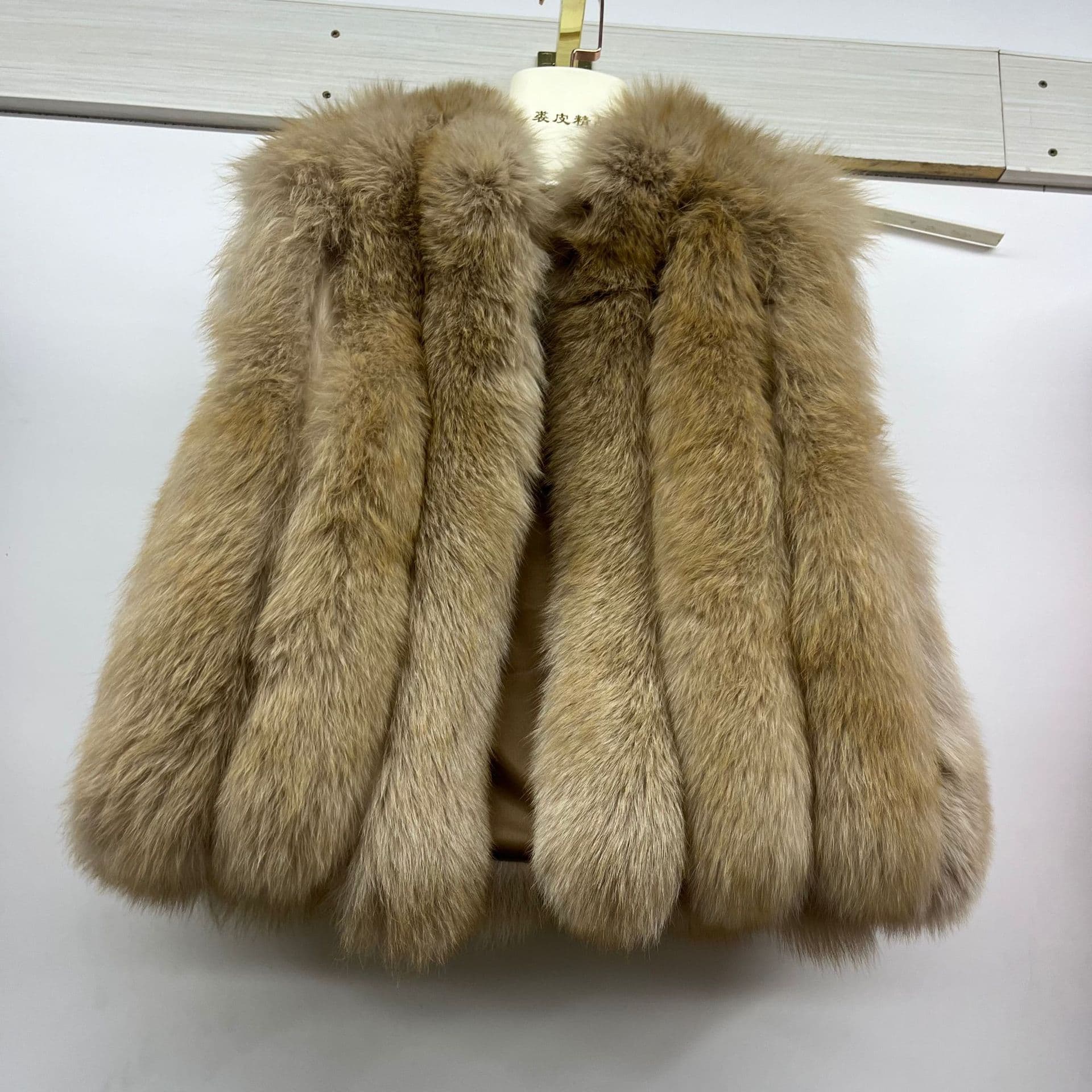 Internet celebrity new 2026 fox fur vest women's fur vest vertical clause real fur whole leather back fur vest slimming
