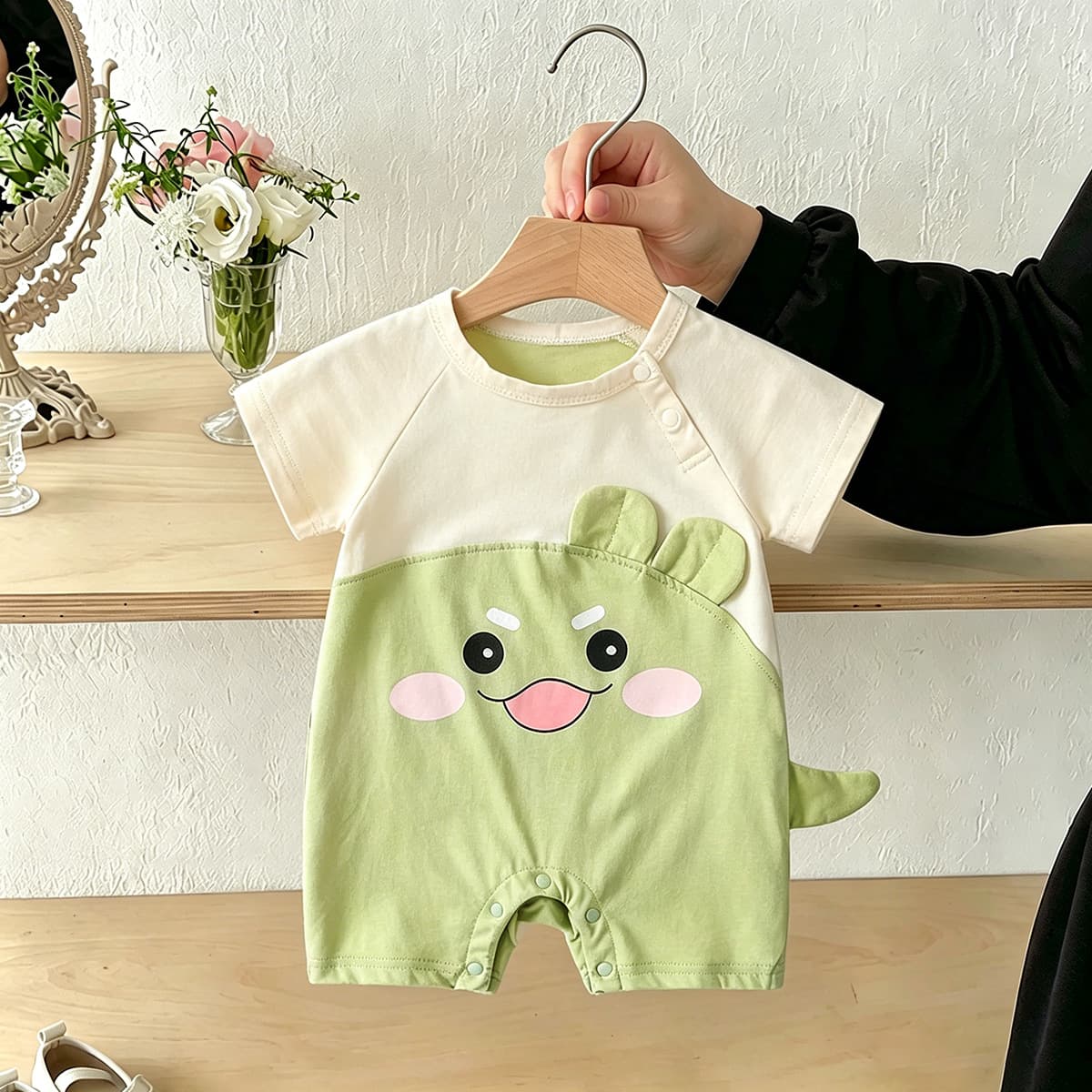 Dinosaur Shape with Tail Baby Onesie Summer White Green Contrast Round Neck Shoulder Button Romper for Baby Boys Short Sleeve Bodysuit