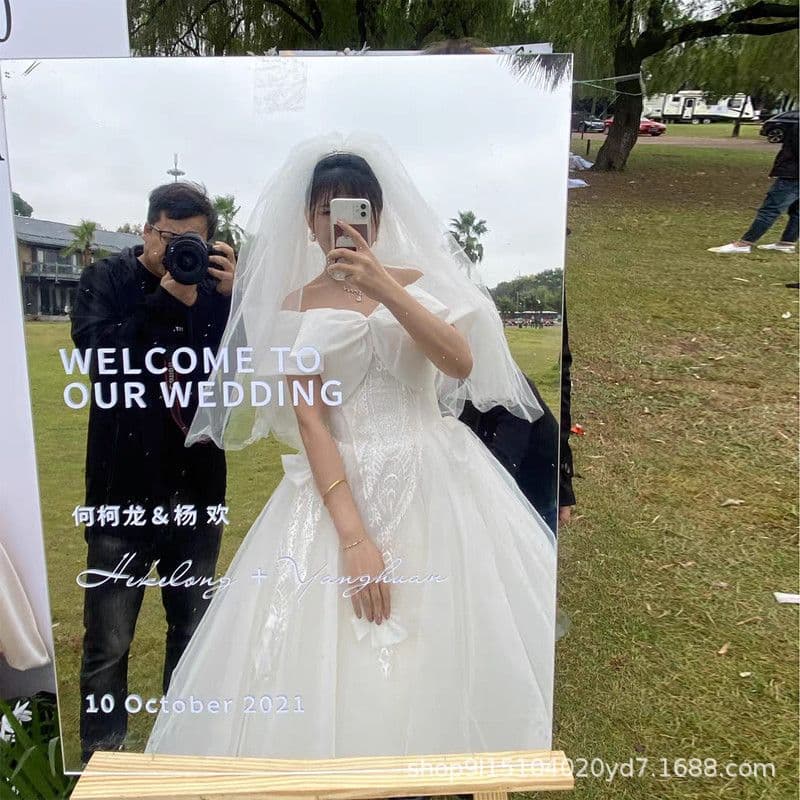 Luxury high-quality wedding dress cloud design, 2025 new style, dressing table, high-value welcome sign for weddings, Xiaohongshu (Little Red Book)