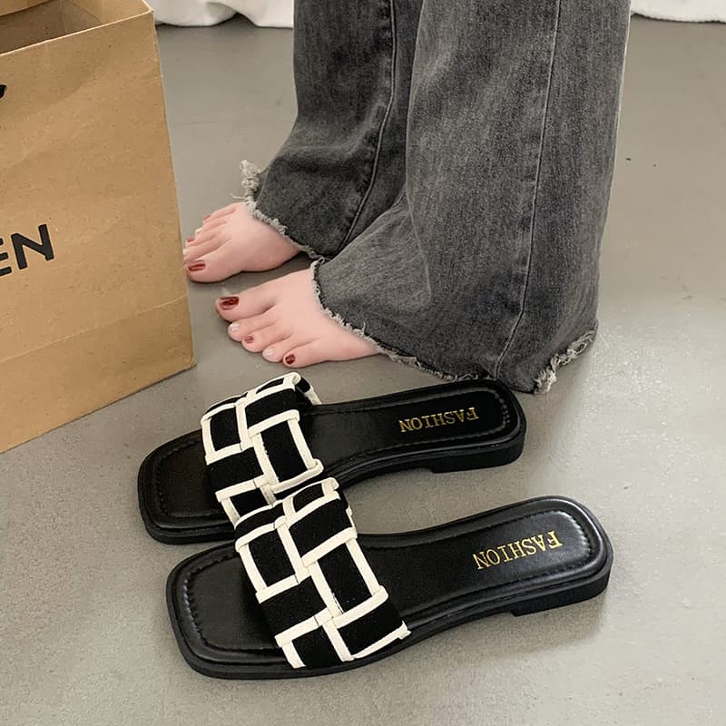 2023 Summer New Style Korean Version Flat Bottom Beach Sandals Women's Slippers Black And White Grid Outer Wear Slippers Women's