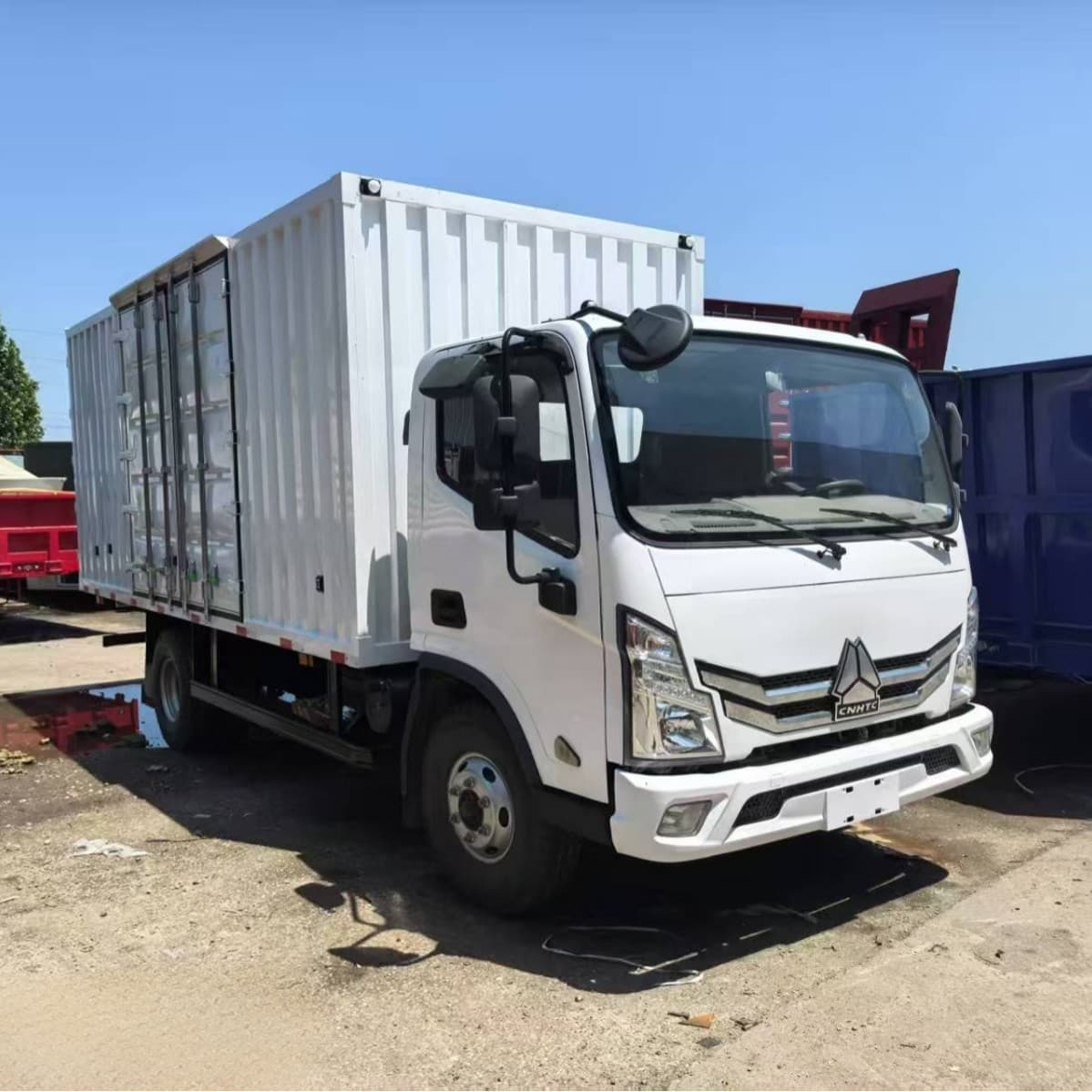 Cross-border Euro III van cargo transport vehicle, 4.2-meter van, National V 146 horsepower Howo box truck