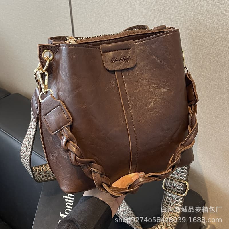 Small bag Korean-style color-blocking versatile bucket bag, autumn/winter retro niche design 2026 new wide strap crossbody bag for women