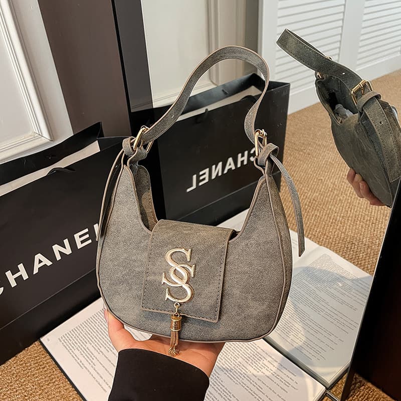 Wholesale Personalized Elegant Crescent Handbag Women's Bag 2025 Summer New Tassel Fashion Shoulder Bag Commuter Underarm Bag