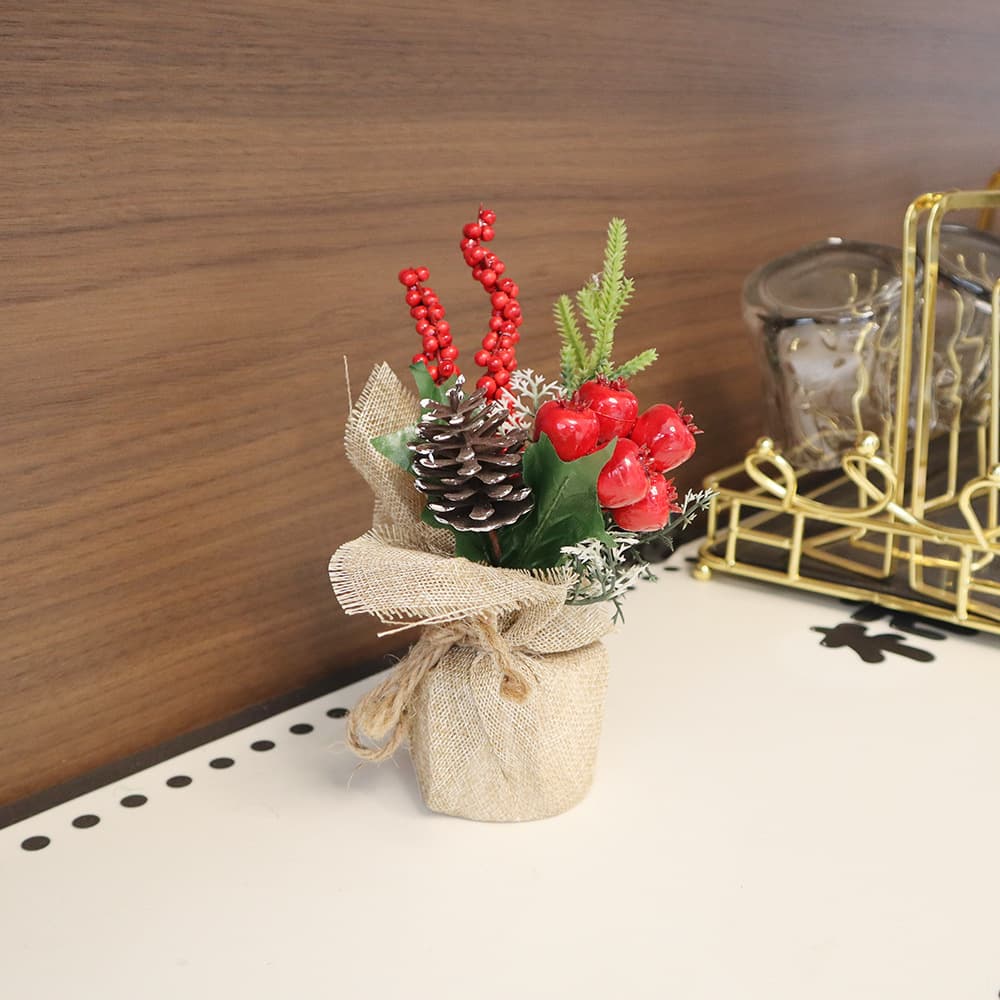 Simulated mini Christmas ornaments, simulated pine cone berry Christmas decorations, scene layout, home desktop decoration