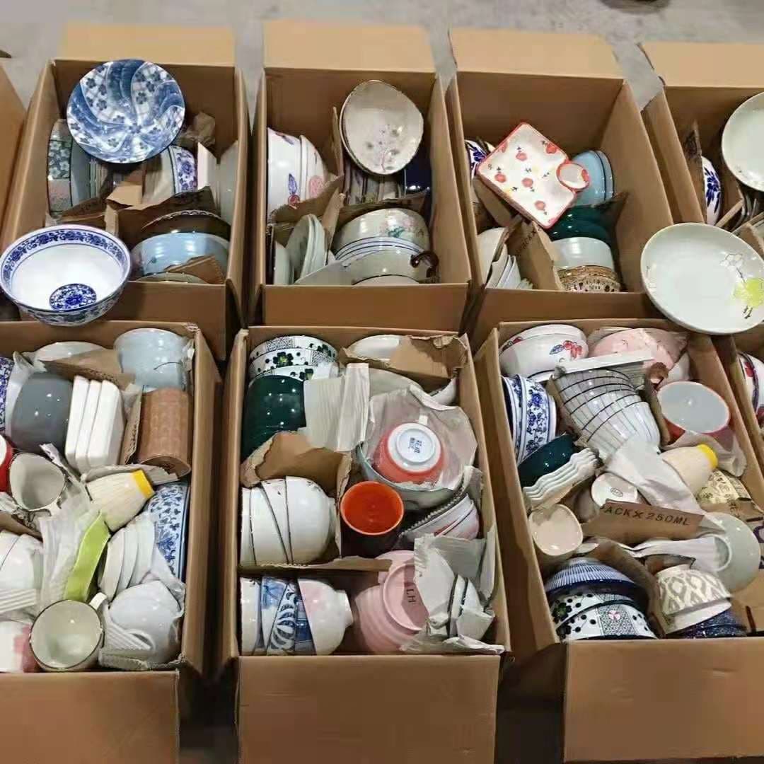 Overstocked ceramic bowls, plates, dishes, and cups are available at street stalls for 1.2 yuan each. These are everyday household ceramics sold at street stalls.