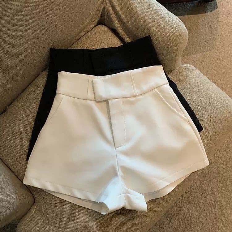 Women's white suit shorts, high-waisted A-line pants, summer style, slimming, casual wide-leg trousers for petite figures.